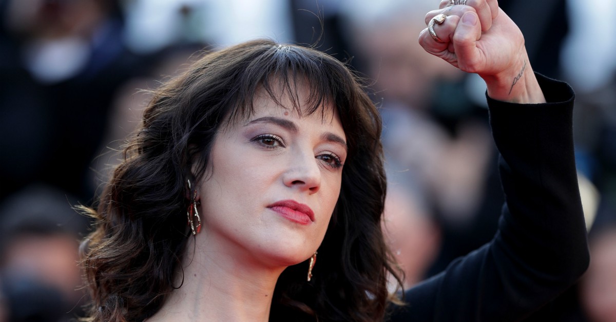 Asia Argento, crisi di nervi a ‘Live’: dura su Cruciani e parole su Morgan
