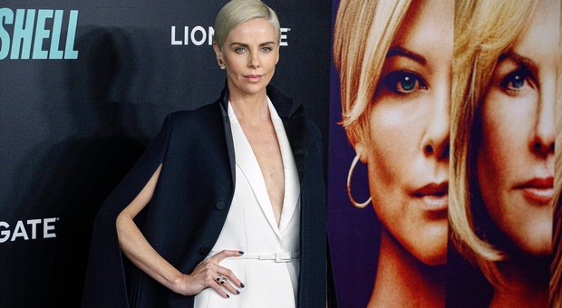 Charlize Theron: ‘Mia madre ha ucciso mio padre con un colpo di pistola. Non mi vergogno a parlarne. Era un uomo malato’