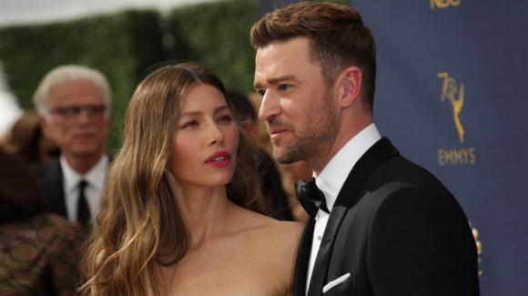 Justin Timberlake dopo essere stato paparazzato mano nella mano con la collega Alisha Wainwright è stato costretto a scusarsi pubblicamente con la moglie: ‘Non ti ho tradita, avevo bevuto troppo’