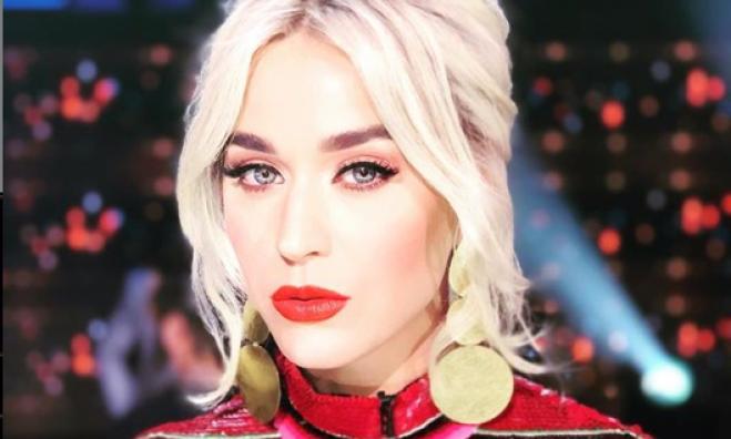 Katy Perry non fa regali di Natale ai parenti: ‘Li abbiamo vietati, spendiamo i soldi per fare un viaggio tutti insieme’