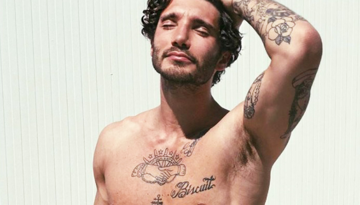 Stefano De Martino cancella due tatuaggi sulla mano: rimuove la scritta ‘Sui Generis’ e un’ancora disegnata sul dito