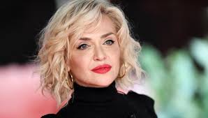 Paola Barale parla del pettegolezzo circolato per anni su un suo presunto flirt con Maria De Filippi: ‘So dov’è nato questo rumor’