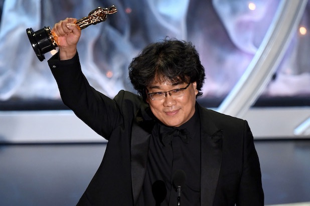 Questa immagine ha l'attributo alt vuoto; il nome del file è Bong-Joon-Ho-Oscars.jpg