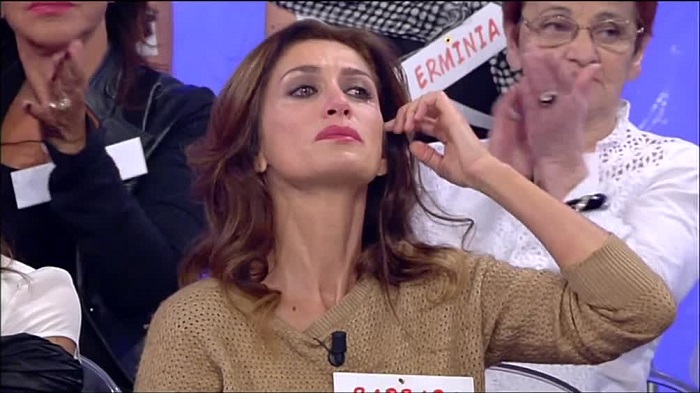Uomini e Donne oggi, Gianni Sperti incastra Barbara: la dama in lacrime