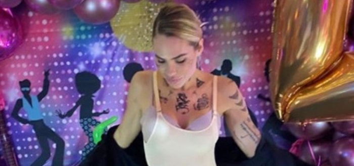 Ilary Blasi pazza per lo yoga. Totti la provoca: “Ti ritrovo così?” Ilary Blasi pazza per lo yoga. Totti la provoca: “Ti ritrovo così?”