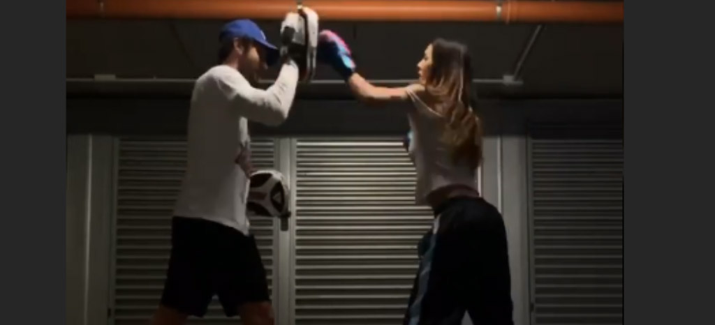 Belen scarica la tensione accumulata per la quarantena: fa boxe con Stefano De Martino nel garage di casa