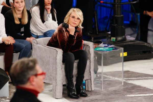 Questa immagine ha l'attributo alt vuoto; il nome del file è maria-de-filippi.jpeg