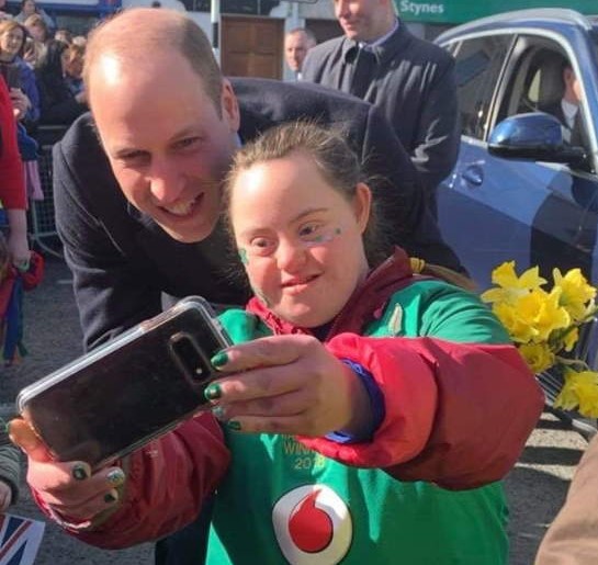 William spontaneo come non l’abbiamo mai visto: il selfie più bello oltre il protocollo