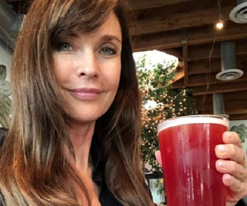 Carol Alt a 59 anni bella e in forma: ‘Giovane grazie al crudismo. Quando ho superato i 30 anni mi sono convertita a questo tipo di alimentazione