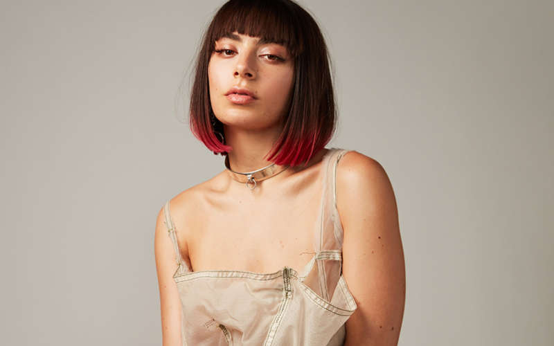 Pop, sensualità e avanguardia: Charli XCX annuncia il primo album scritto e registrato in autoisolamento