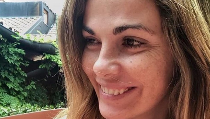 Vanessa Incontrada mostra i capelli bianchi e crespi, i baffetti e le sopracciglia non curate. Fa ironia sugli effetti della quarantena: ‘Che brutta!’
