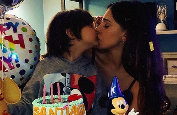 Santiago De Martino, compleanno in quarantena: per i 7 anni in casa giungla con tanto di dinosauro, videochiamate con gli amichetti e pitture…