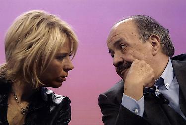 Maria De Filippi e la quarantena con Maurizio Costanzo: ”Rimaniamo distanti anche a casa, per la cena si sta allo stesso tavolo ma lontani’’ Maria De Filippi e la quarantena con Maurizio Costanzo: ”Rimaniamo distanti anche a casa, per la cena si sta allo stesso tavolo ma lontani’’