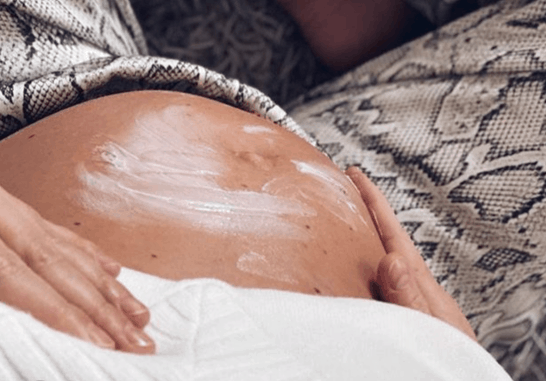 Alena Seredova al settimo mese di gravidanza mostra sul social una foto del pancione ‘nature’