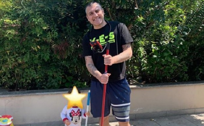 Christian Vieri in quarantena è diventato un casalingo provetto, spazza il terrazzo con la figlia Stella