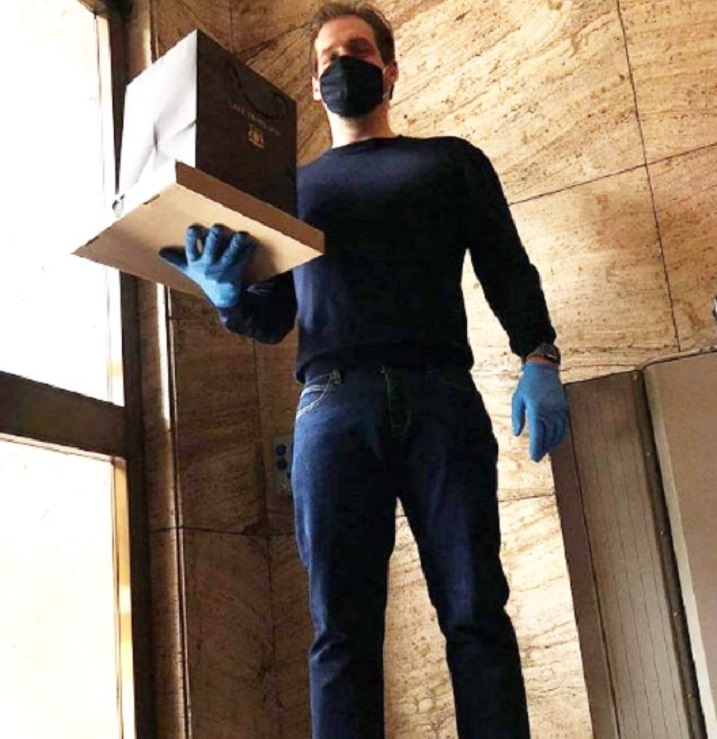 Crisi nera per il ristorante di Trussardi, Tomaso si rimbocca le maniche e va a fare personalmente le consegne a domicilio, diventa un fattorino di lusso: foto