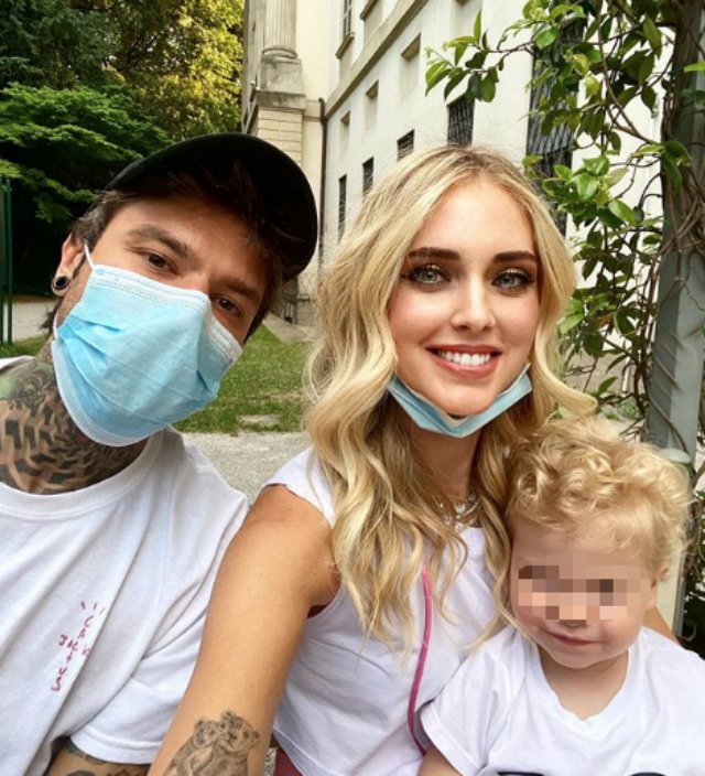 Il figlio di Chiara Ferragni e Fedez si taglia i capelli dal parrucchiere extra lusso dei vip, la fashion blogger mostra orgogliosa il look del bimbo