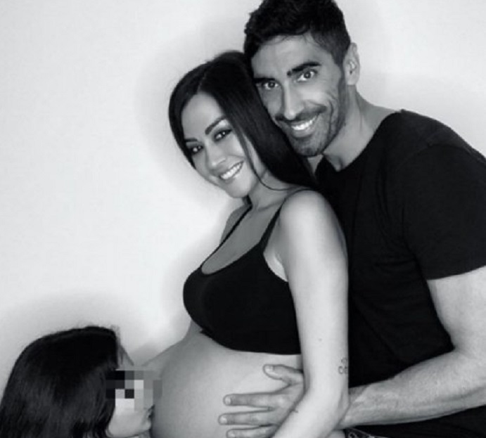 Giorgia Palmas è incinta di Filippo Magnini: l’annuncio sul social con tanto di foto del pancione, che è enorme