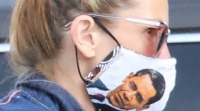Julia Roberts fa shopping con Barack Obama… stampato sulla sua mascherina anti Covid-19 Julia Roberts fa shopping con Barack Obama… stampato sulla sua mascherina anti Covid-19