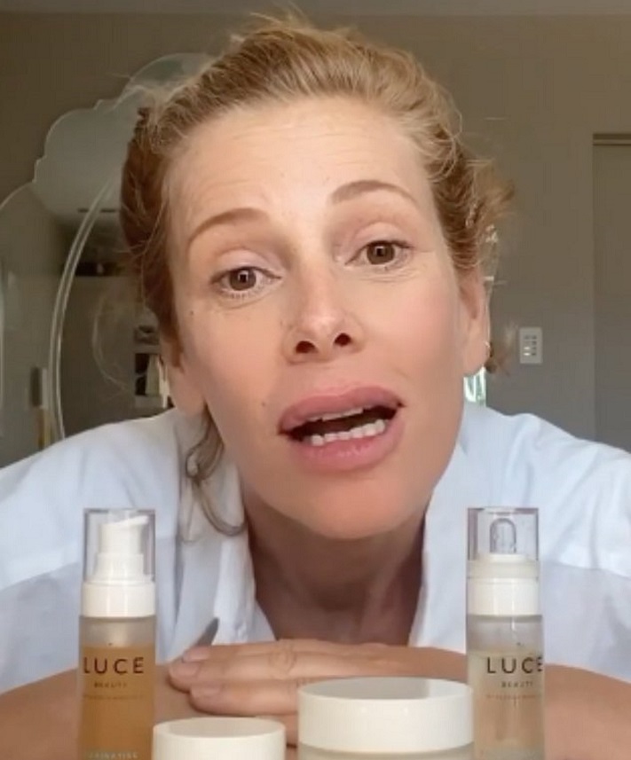 Alessia Marcuzzi senza trucco presenta i suoi 4 prodotti di bellezza e mostra come si usano, si fa vedere ancora una volta al naturale, non ha paura delle rughette: è radiosa