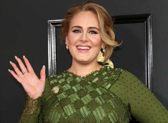 Adele riappare per commemorare le vittime della Grenfell Tower ed è… sempre più magra