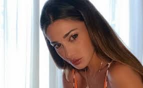 Belen, party anni ’90 per i 36 anni: ed esce allo scoperto con l’hair stylist Antonino Spinalbese! Foto