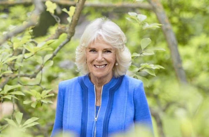 Camilla di Cornovaglia, la nuova foto per i 73 anni. La giornata sarà in famiglia, con figli e nipoti Camilla di Cornovaglia, la nuova foto per i 73 anni. La giornata sarà in famiglia, con figli e nipoti