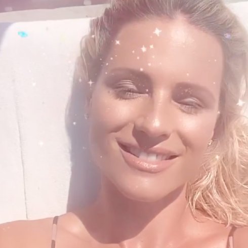 Michelle Hunziker felice del plexiglass al buffet: ‘Così finalmente nessuno sputa più sui piatti!’