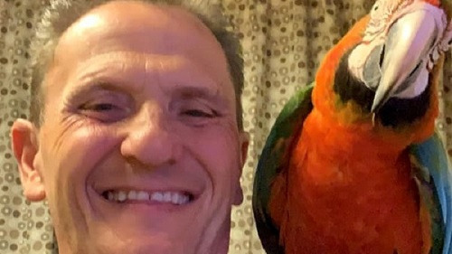 Enzo Salvi racconta l’aggressione: “Preso a calci con il pappagallo in braccio, credevo fosse morto”