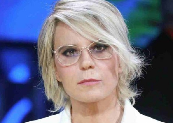 Questa immagine ha l'attributo alt vuoto; il nome del file è maria-de-filippi.jpg