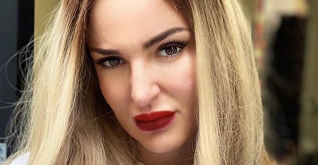 Arisa bionda e con le extension ma il nuovo look non piace nemmeno a lei (Foto)