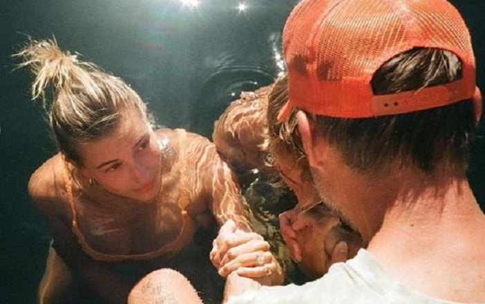 Justin Bieber e Hailey Baldwin, battesimo in barca e costume da bagno Justin Bieber e Hailey Baldwin, battesimo in barca e costume da bagno