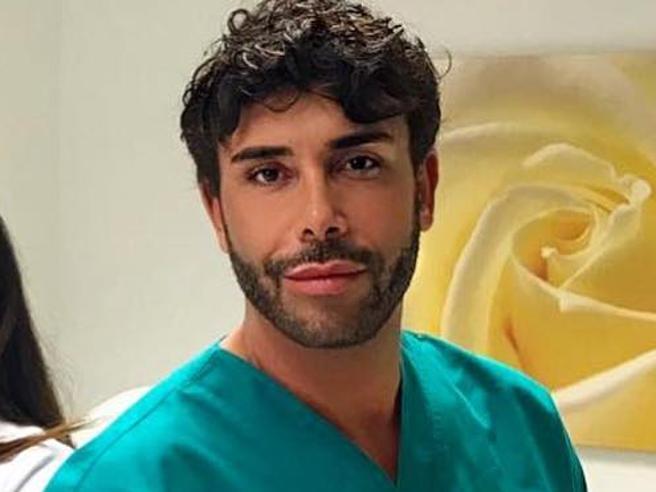 Giacomo Urtis si è fidanzato con una donna, a chi gli chiede se è gay risponde: ‘No, bisex’