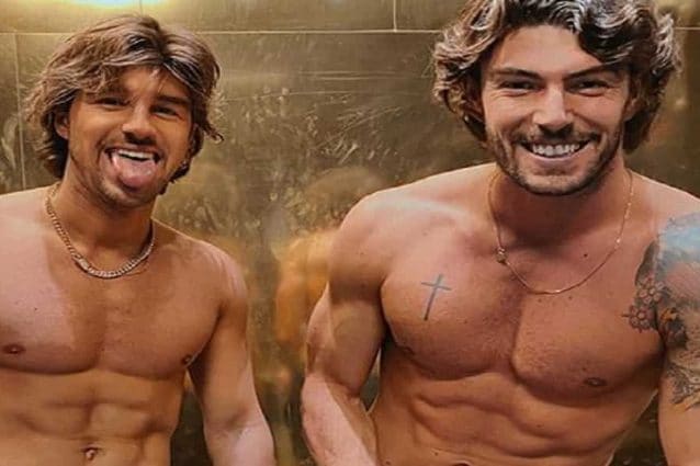 Andrea Damante con Ignazio Moser raduna folla di giovanissimi in discoteca in Sardegna, Selvaggia Lucarelli li demolisce perché tutti senza mascherina: ‘Due geni’