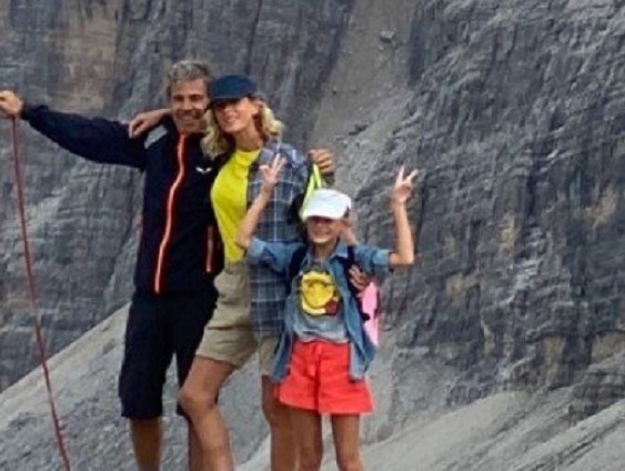 Alessia Marcuzzi dopo le vacanze al mare arriva in montagna: sulle Dolomiti con il marito Paolo, i figli e i genitori