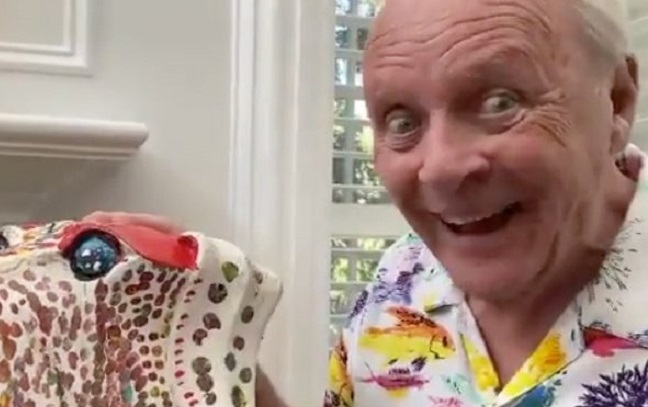 Anthony Hopkins, da sei mesi in isolamento per il Coronavirus: “Ammetto di essere impazzito”