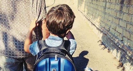 Daniele Silvestri e il figlio che torna a scuola: «Sorridi tanto, anche con la mascherina»