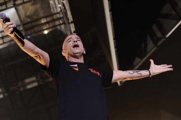 Eros Ramazzotti operato alla spalla dopo una brutta caduta Eros Ramazzotti operato alla spalla dopo una brutta caduta