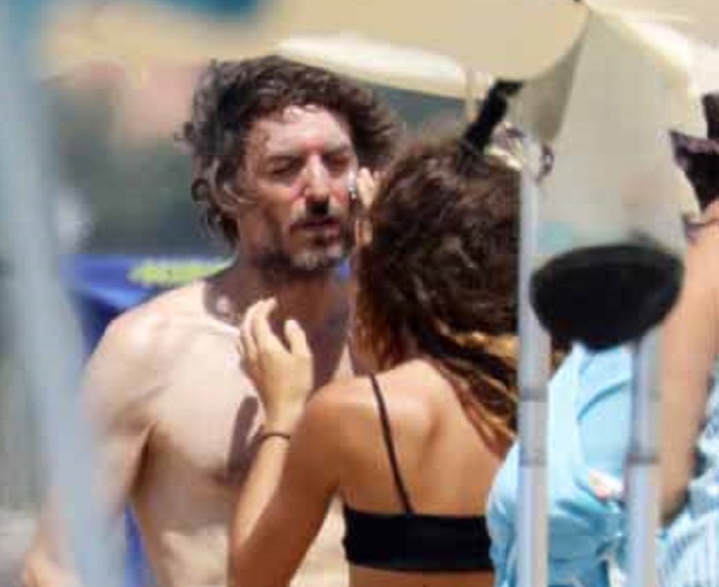 Giuseppe Cruciani al mare con la figlia Viola: in onda è un leone, tra le onde un agnellino…