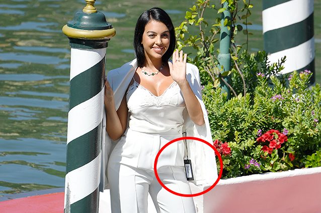 La gaffe di Georgina Rodriguez a Venezia, arriva al Lido con l’etichetta sulla giacca