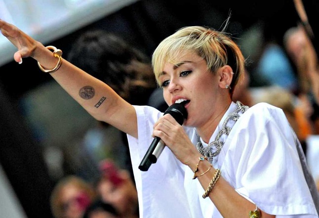 Miley Cyrus annuncia l’arrivo del nuovo album Plastic Hearts