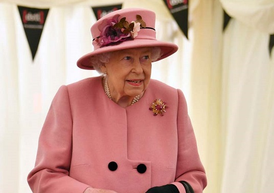 Perché la regina non ha indossato la mascherina: le polemiche (e la risposta di Buckingham Palace) Perché la regina non ha indossato la mascherina: le polemiche (e la risposta di Buckingham Palace)