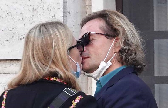 Isabella Borromeo e Manuele Malenotti innamorati pazzi: la passeggiata è… al bacio!