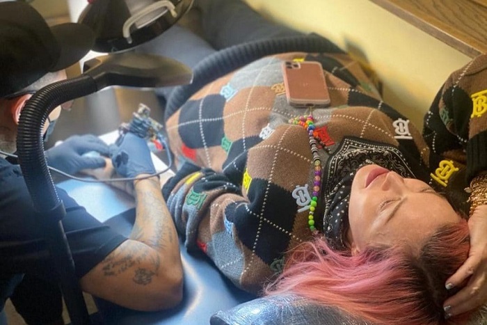 Madonna, il primo tatuaggio (a 62 anni) è per i sei figli