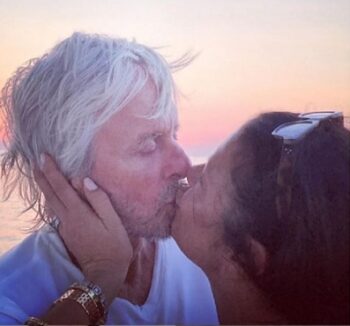 Il dolce bacio di Catherine Zeta Jones e Michael Douglas, sposati da vent’anni