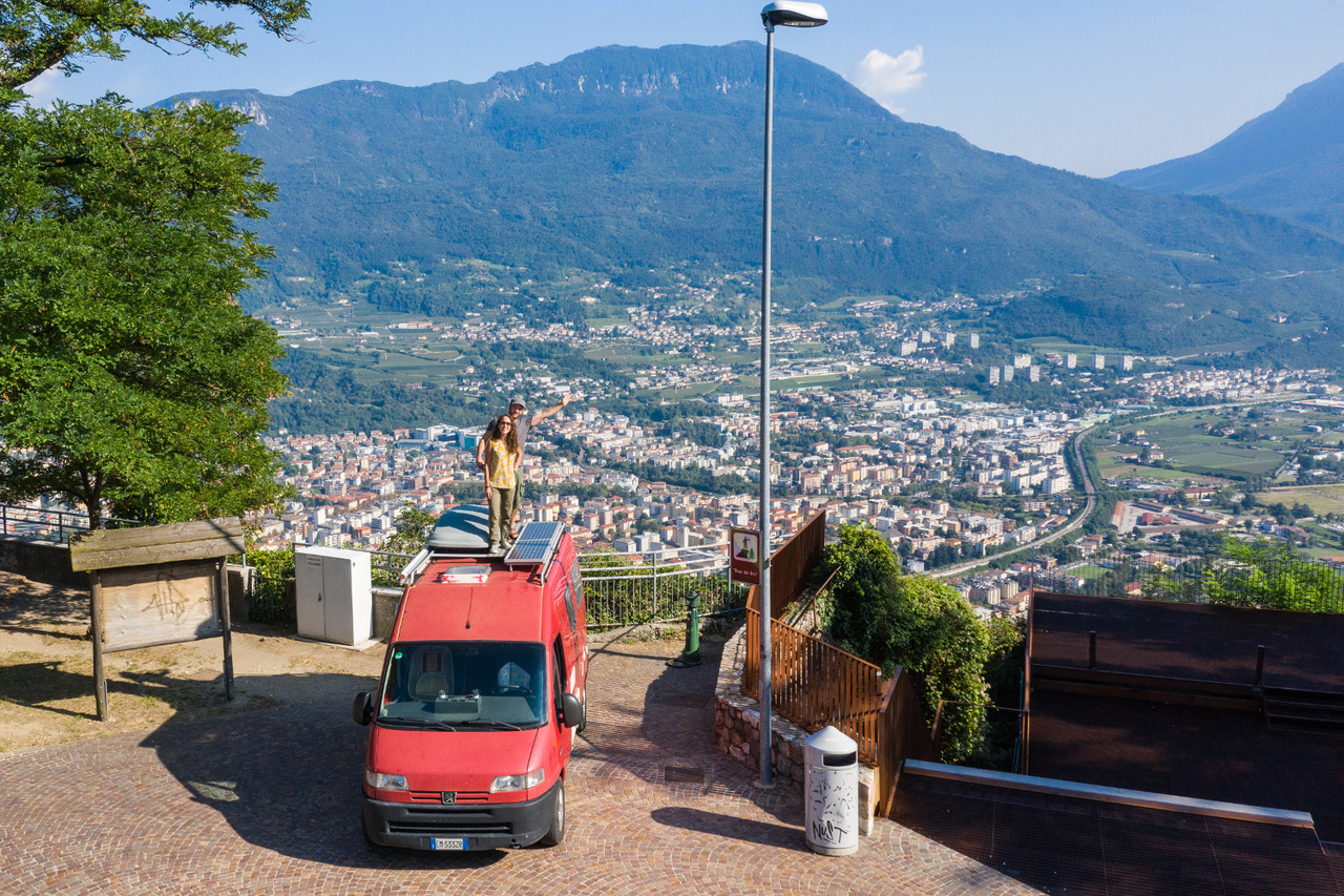 “Torno a vivere in Italia”: nell’ultimo appuntamento i globtrotter Simone e Anna arrivano a Trento