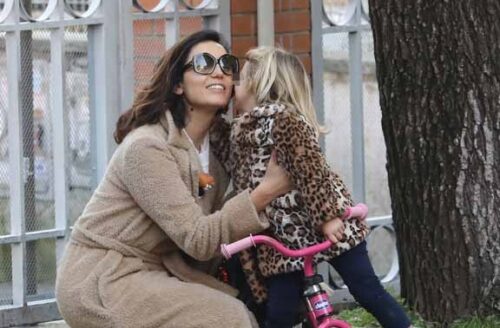 Caterina Balivo mamma dolcissima (e super glam): baci e giochi al con figlia Cora - Il Decoder