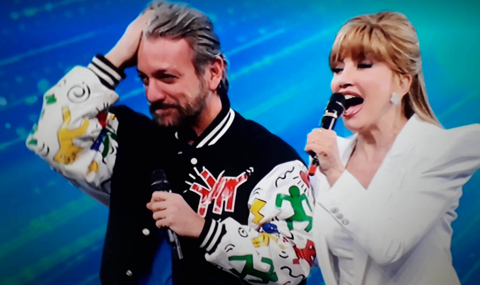 Il cantante mascherato, Orsetto e Lupo perdono lo spareggio e vengono smascherati: ecco chi sono Il cantante mascherato, Orsetto e Lupo perdono lo spareggio e vengono smascherati: ecco chi sono