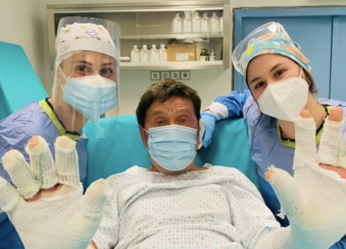 Gianni Morandi dall’ospedale: «Finalmente i primi passi»