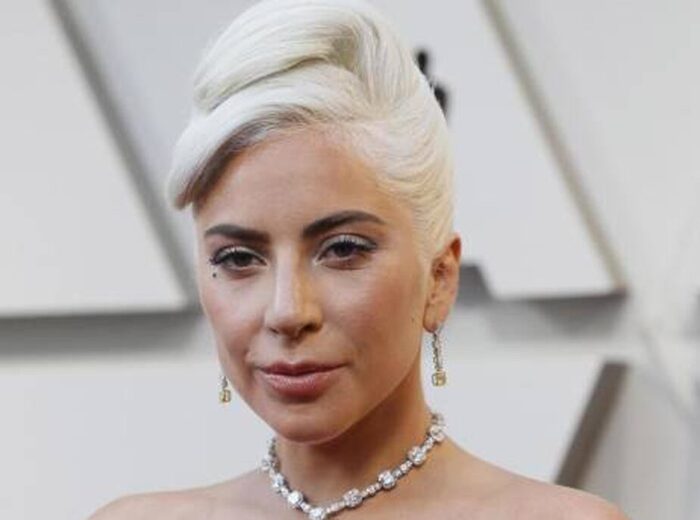 Lady Gaga si mostra nella sua mega camera d’albergo a Milano: guarda